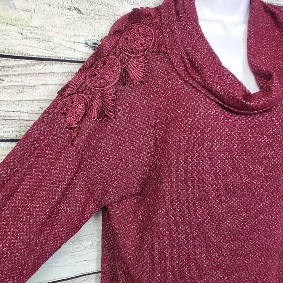 Soleillee Women’s Plus 2X Burgundy Cowl Neck Tunic Sweater Floral Shoulder Detai - Picture 3 of 9